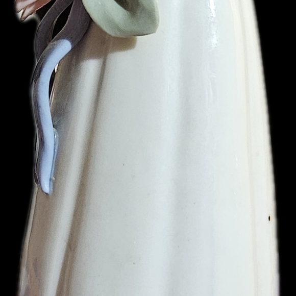 Vintage Set of 3 bud vases with raised flower in different sizes and patterns. - Picture 6 of 16